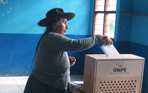 Una mujer deposita su voto en el Cusco (Perú).