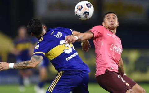 Años 2021, Mario Pineida jugador del Barcelona SC enfrentando a Boca Juniors.