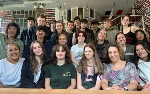 Voluntarios internacionales junto al equipo del Paseo de los Monos en Pastaza.