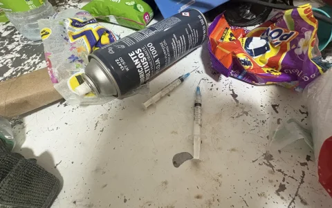 Suministros y jeringas hallados en el centro clandestino de Los Vergeles.