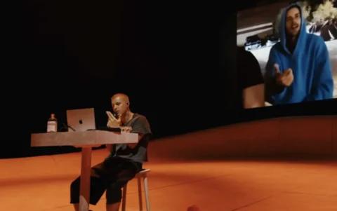 El concepto del show, centrado en una laptop y contenido propio, fue interpretado como una narrativa autorreferencial sobre su carrera y fama.