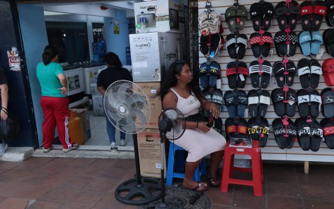 Algunos locales de productos textiles empezaron a ofrecer ventiladores.