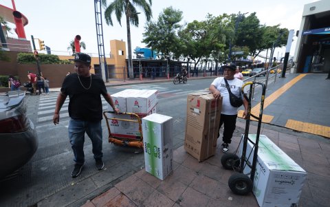 Los aires acondicionados salían y entraban de almacenes por docenas.