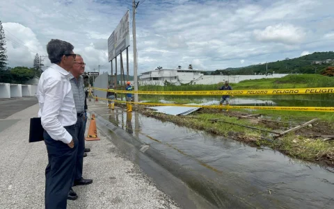 Miembros del Comité de Puerto Azul, en el sitio donde será BlueTown