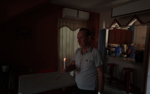 Los habitantes de la ciudadela Ietel, en el norte de Guayaquil, volvieron a utilizar velas ante la falta imprevista de energía eléctrica.