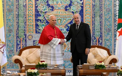 El Papa León XIV (I) estrechando la mano al presidente argelino Abdelmadjid Tebboune (D) durante una visita en el Palacio Presidencial en Argel, Argelia, 13 de abril de 2026.