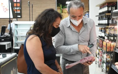 Sector avícola pide aclarar qué carnes pagan IVA para evitar impactos en consumidores.