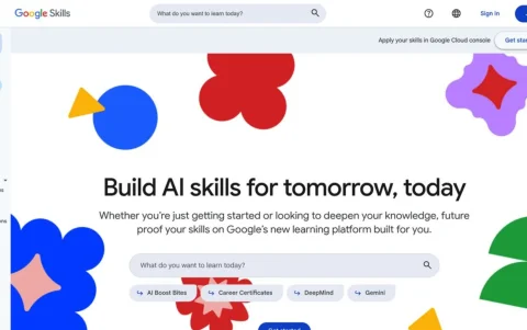 Está diseñada tanto para principiantes como para profesionales que buscan certificaciones técnicas en la nube.