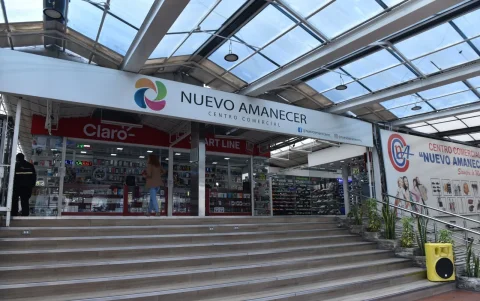 Locales vacíos en el Centro Comercial Granada reflejan la fuerte caída de ventas en Quito.