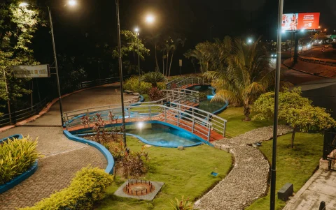 La plazoleta central fue reconfigurada con césped sintético y mejoras en el escenario, pensado para eventos culturales y actividades de entretenimiento.