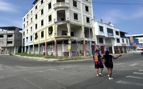Abandono. Una de las infraestructuras que aún se mantiene en pie tras el sismo.