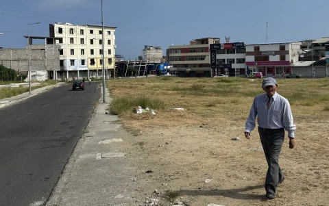 Nostalgia. Uno de los habitantes camina por el sector que antes era punto comercial.