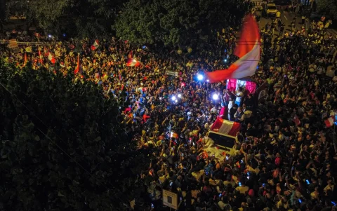 Fotografía aérea que muestra al candidato presidencial peruano ultraconservador Rafael López Aliaga durante una manifestación este martes 14 de abril en Lima.