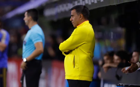 César Farías, entrenador de Barcelona, asumió el rol del líder del club