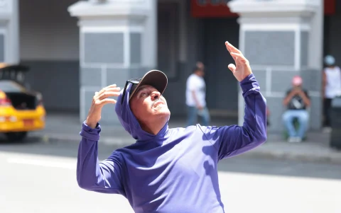 En Guayaquil, el calor y la alta humedad dominarán el día, con posibilidad de lluvias aisladas hacia la tarde.