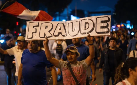 Simpatizantes del partido Renovación Popular participan en una manifestación convocada por el candidato presidencial peruano ultraconservador Rafael López Aliaga.