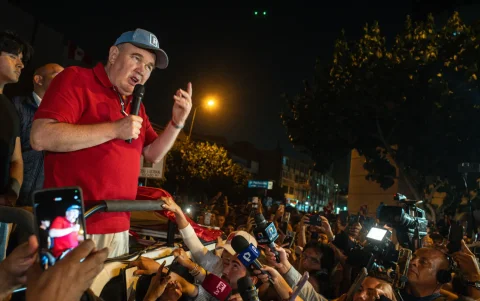 El candidato presidencial peruano ultraconservador Rafael López Aliaga habla durante una manifestación.