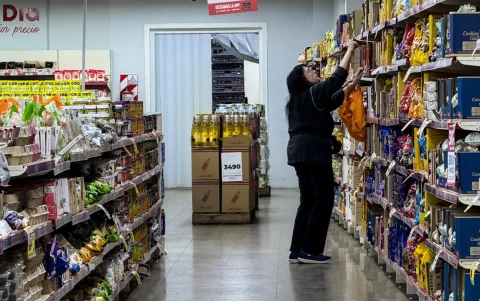 Fotografía de una persona haciendo compras en un supermercado de Argentina.