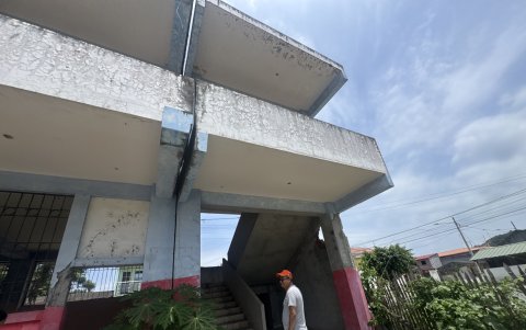 Douglas Bayona muestra la realidad de la Unidad Educativa William Fletcher Paraguay, en la parroquia Canoa, de San Vicente