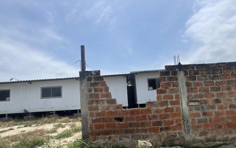 a 10 años del terremoto los estudiantes de la parroquia Canoa reciben clases aun en aulas construidas en contenedores.