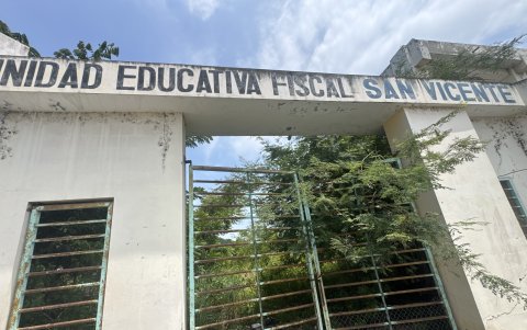 La Unidad Educativa Fiscal San Vicente está llena de montes y no fue reconstruida.