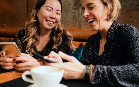 La percepción de lo premium actúa como un atajo mental: si es más caro, debe estar hecho con mayor control y conocimiento.