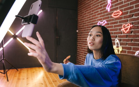 La Generación Z busca marcas que se atrevan a mostrar imperfecciones y que no teman ironizar sobre sí mismas.