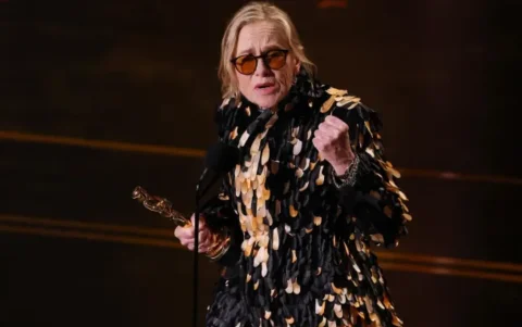 Amy Madigan ganando el Oscar por Mejor Actriz de Reparto.