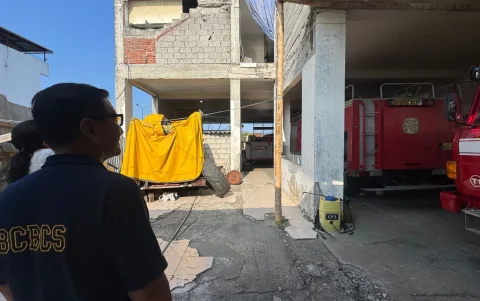 Bomberos operan en Jama y Sucre, Ecuador, con cuarteles dañados desde 2016.
