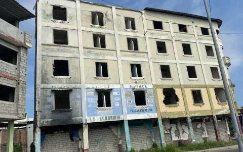 Control deficiente de construcciones en Manabí mantiene riesgo sísmico tras el terremoto del 16A.