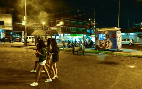 Jóvenes y adultos recorren con tranquilidad por la zona de negocios de comida en la ciudadela Panorama, en Durán.