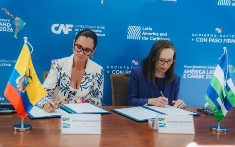 Marcela Aguiñaga, prefecta del Guayas, y Diana Mejía, representante de la CAF en Ecuador, durante la firma de un acuerdo de cooperación en enero del 2026.