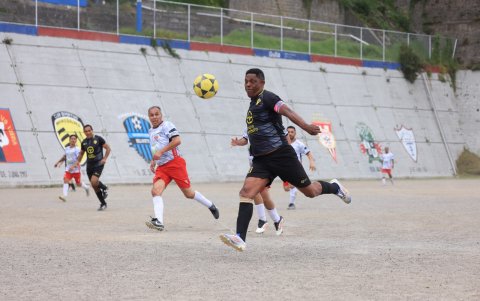 Clebér Chalá (d) en una de las acciones de la final de la Liga Barrial La Tola.