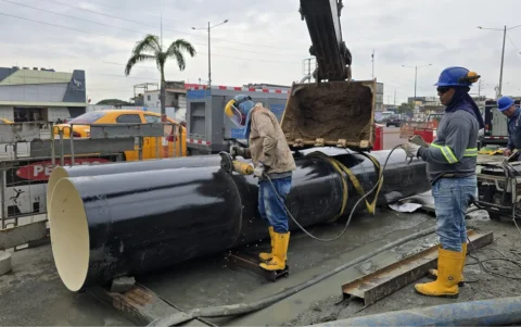 Interagua ejecutará trabajos en la red de distribución de agua potable entre el 18 y 19 de abril en Guayaquil, lo que provocará cortes temporales del servicio.