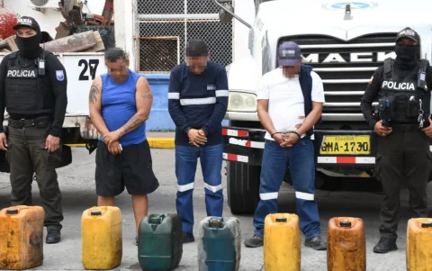 Agentes de la Policía Nacional durante el operativo en el Batallón del Suburbio, donde fueron detenidos tres hombres, entre ellos dos funcionarios municipales de Guayaquil.