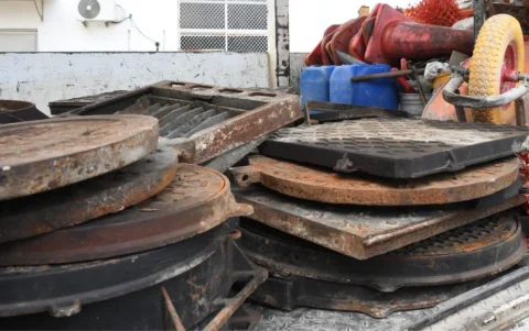 Evidencias encontradas en el inmueble intervenido: canecas con combustible y tapas de alcantarilla sustraídas de la vía pública.