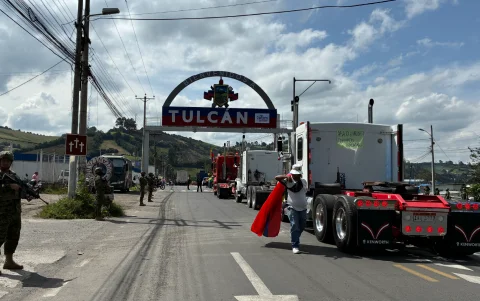Camiones de carga permanecen detenidos en Rumichaca tras la caída del comercio bilateral entre Ecuador y Colombia por la subida de aranceles.