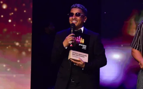 Jombriel gana el galardón de artista masculino más escuchado en los premios REM.