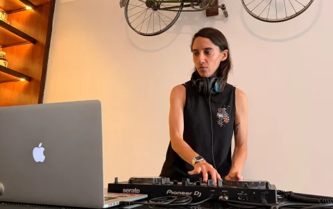 Chincha en su set, donde nació la propuesta Latin House junto a los tres artistas.