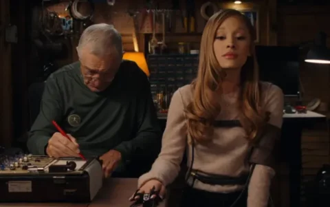 De inicio, Olivia Jones (Ariana Grande) se ve sometida al emblemático detector de mentiras de Jack Byrnes.