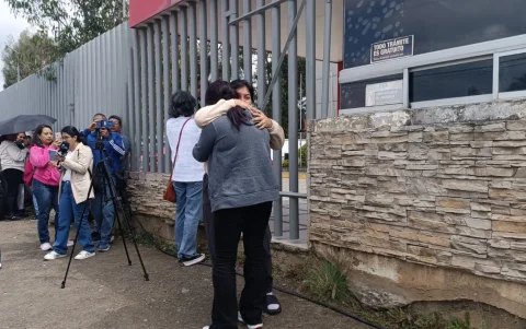 Familiares esperan en el Centro Forense de Cuenca para reconocer a las víctimas del siniestro.