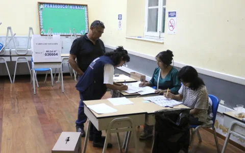 Jurados de votación en el colegio Nuestra Señora de Guadalupe en Lima (Perú)