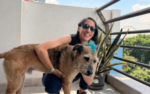 DJ Chincha junto a su perro, en una etapa marcada por la evolución hacia la producción musical y una nueva forma de conectar con el público.