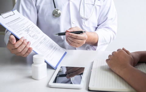 Los chatbots aún carecen de la capacidad de discernir entre información confiable y datos engañosos, por eso es recomendable visitar un especialista.