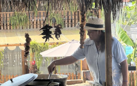 Gloria Chávez durante una jornada de cocina en el restaurante Valentina Colibrí