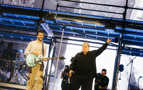 Yatra junto al influencer Alonso Gioia  en el escenario