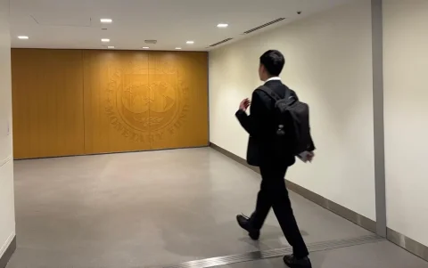 El FMI prevé que en un escenario adverso el precio promedio del WTI se eleve a $100 el barril.