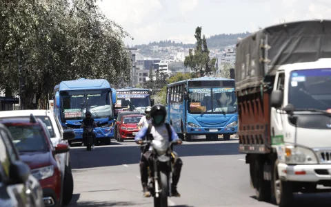 La competencia entre buses en Quito provoca maniobras peligrosas y más sanciones.