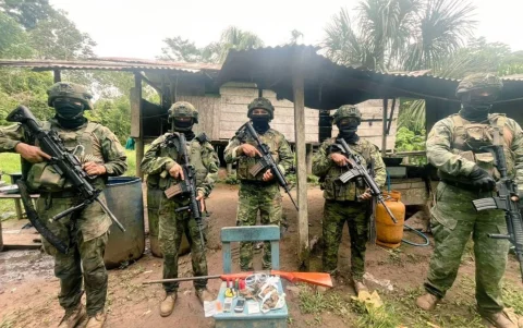 Exjefes Pazmiño y Bravo alertan que sin cooperación binacional, cuando suben aranceles crecen trochas y contrabando.