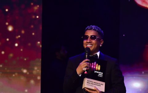 Jombriel al recibir su premio.